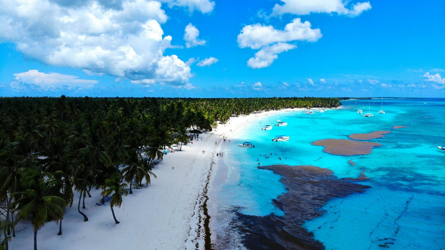 Playa y mar turquesa en Punta Cana
